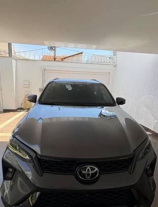 TOYOTA HILUX SW4 2.8 D-4D TURBO DIESEL SRX PLATINUM 7L 4X4 AUTOMÁTICO